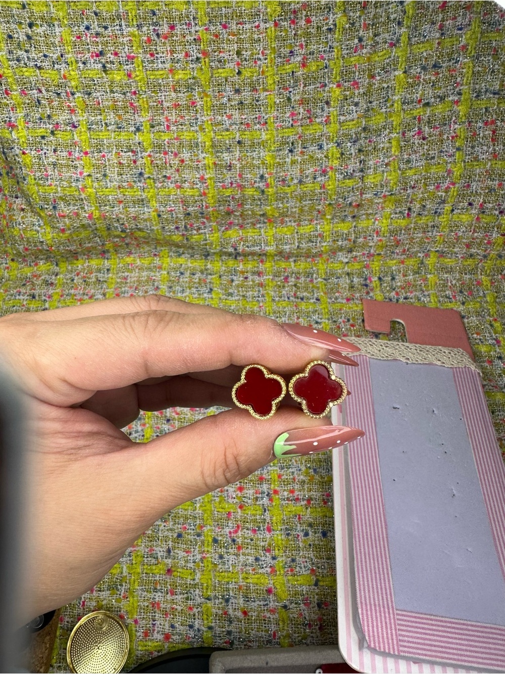 A great Red Clover Motif Stud Earrings - Gold Trim